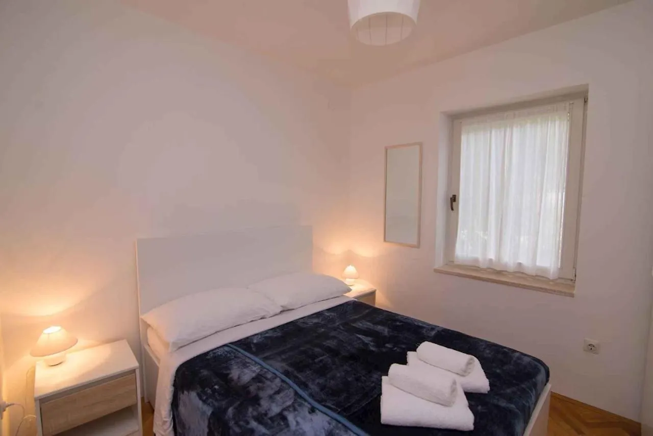 Apartment In Veli Losinj 34691